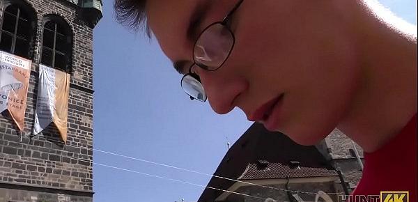 HUNT4K. Der junge Hahnrei sieht zu, wie seine wunderschöne Freundin Madelina Dee Geld verdient